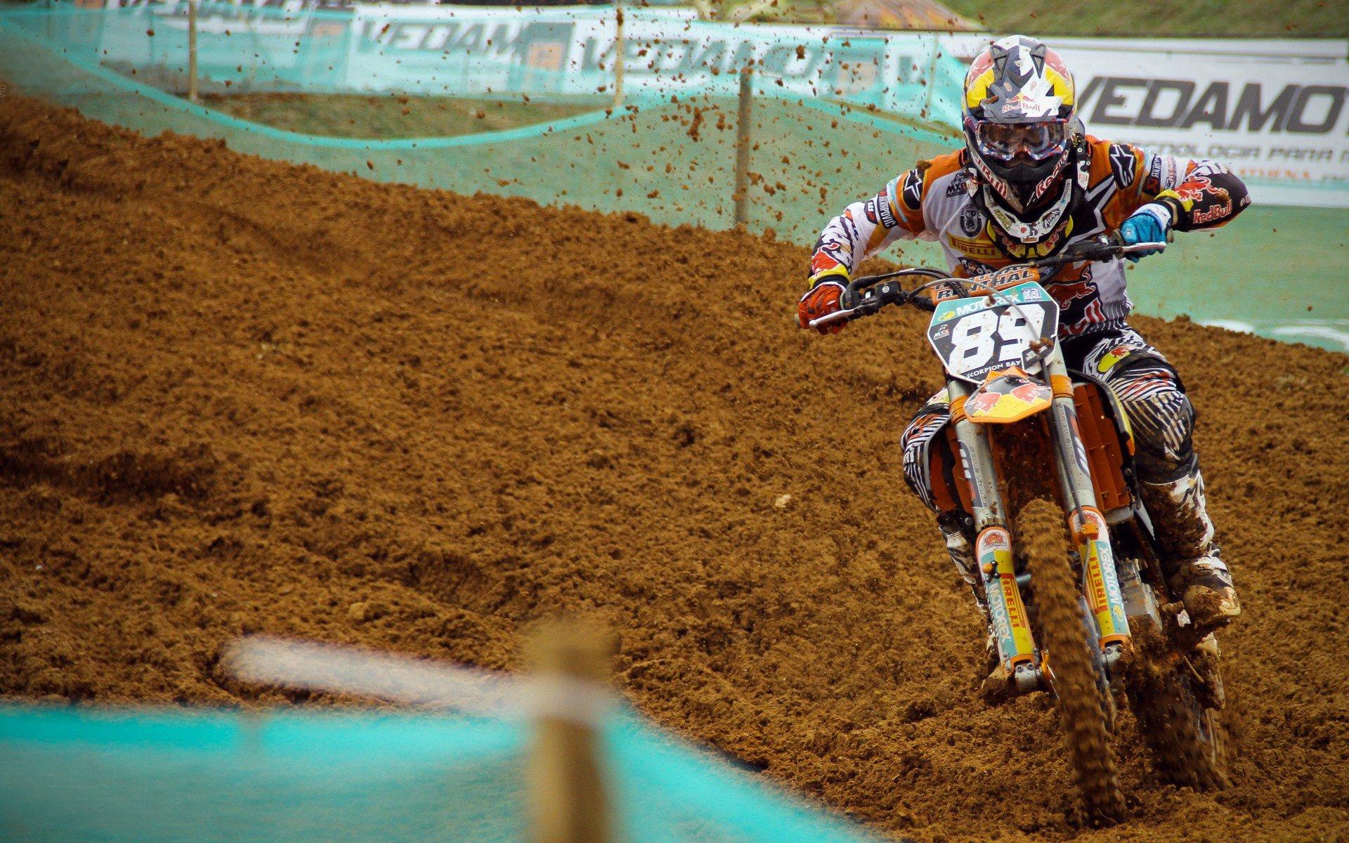 bsport体育-中超联赛激战正酣，争冠保级悬念迭起