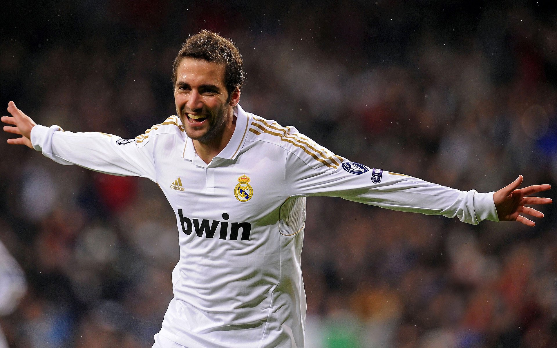 b体育：德甲联赛激战正酣，拜仁慕尼黑紧追榜首，多特蒙德遭遇连平困境